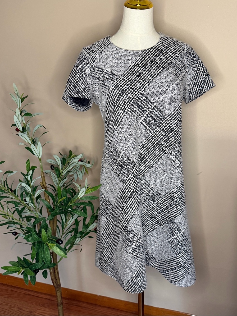 286. Calvin Klein Black and White Tweed Shift Dress - Picture 2 of 4